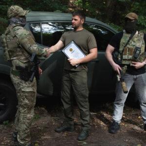  Шухнин передает внедорожник разведчикам